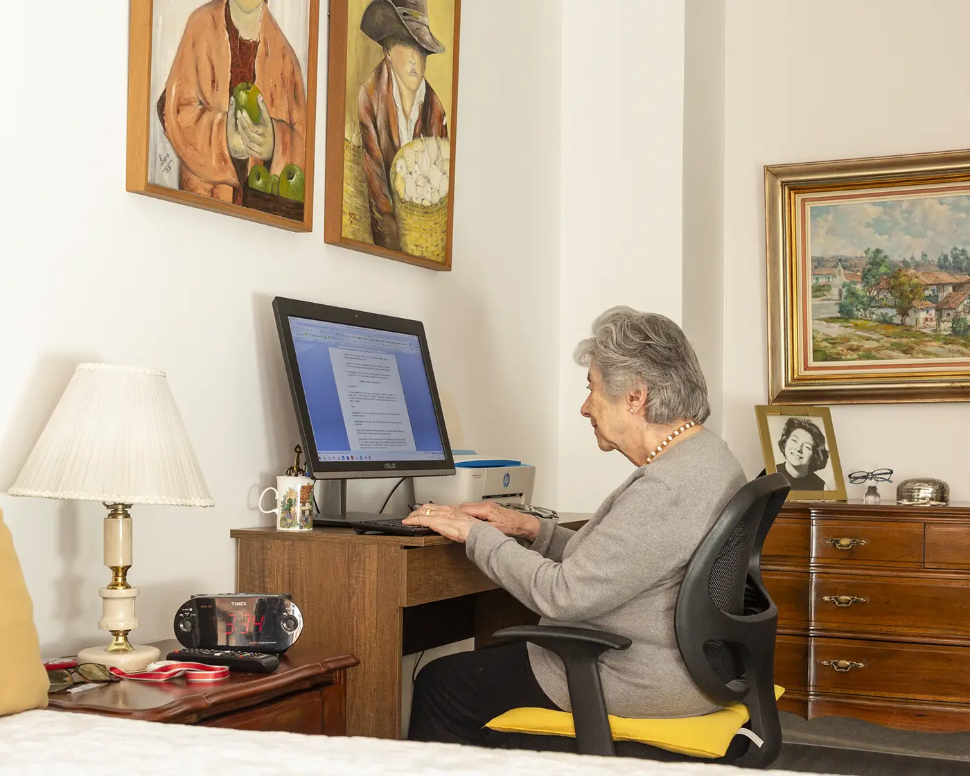 Una residente utiliza el computador en su habitación privada en Calleja.