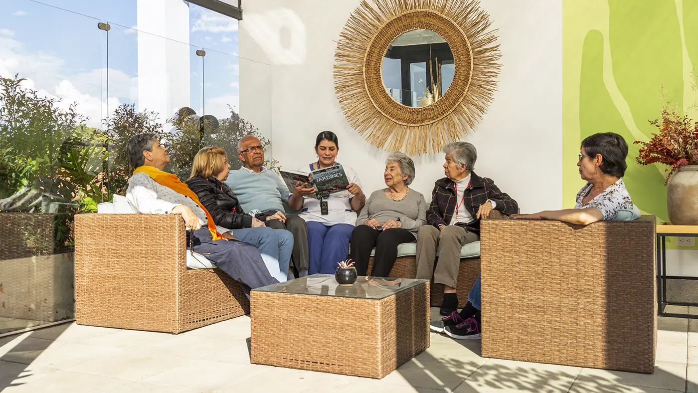 Residentes comparten una actividad al aire libre en la terraza de Calleja.