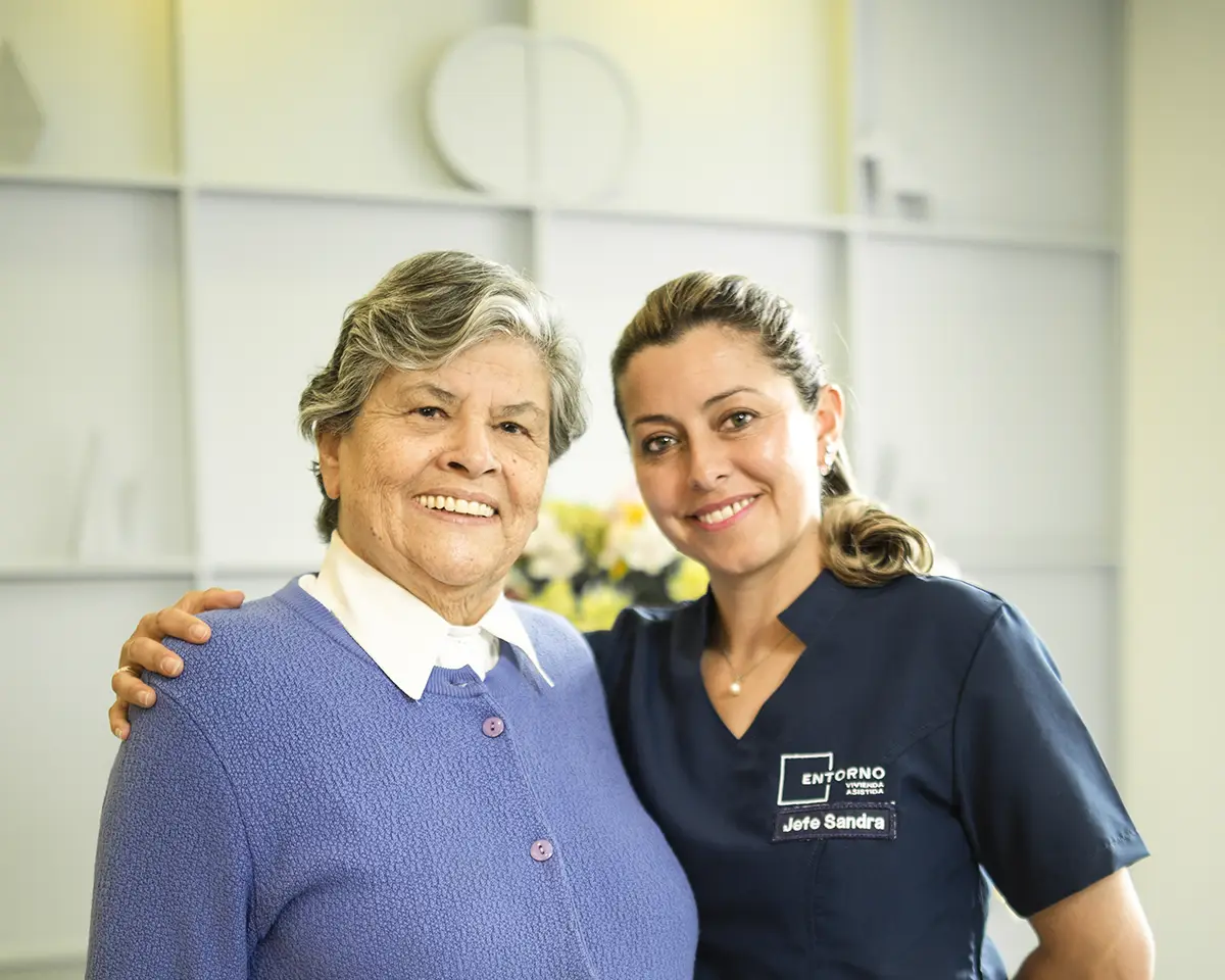 Una residente y dos integrantes del equipo de Entorno sonríen juntas.