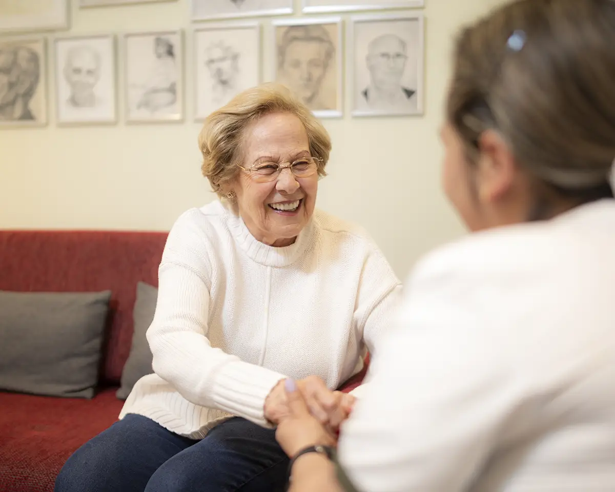Una residente de Entorno comparte una conversación alegre con una integrante del equipo.